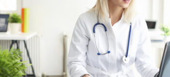 Snakk med fastlegen om vold og overgrep. For utsatt, utøver og pårørende