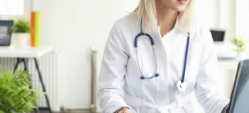 Snakk med fastlegen om vold og overgrep. For utsatt, utøver og pårørende