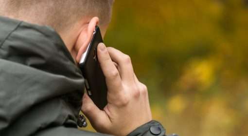 Mann som snakker med hjelpetelefonen om vold i nære relasjoner, overgrep eller omsorgssvikt