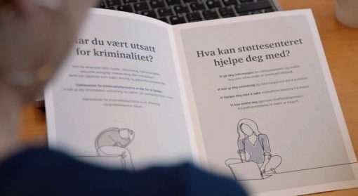 Brosjyre med tekst og illustrasjoner som viser hva støttesenter for kriminalitetsutsatte kan gjøre for de som er utsatt for vold i nære relasjoner
