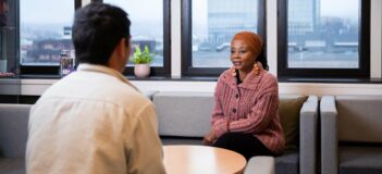 Bildet viser ansatt i LIN i samtale med bruker