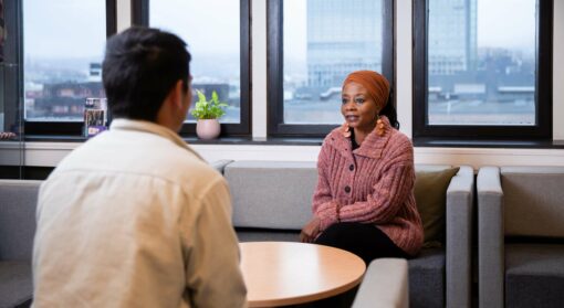 Bildet viser ansatt i LIN i samtale med bruker