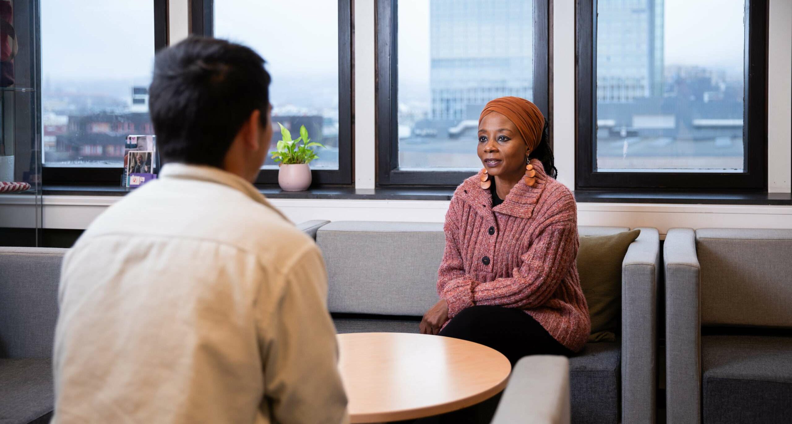 Bildet viser ansatt i LIN i samtale med bruker